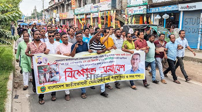 স্বেচ্ছাসেবক দলের কেন্দ্রীয় নেতাকে হত্যার প্রতিবাদে গাইবান্ধায় বিক্ষোভ স্বেচ্ছাসেবক দলের কেন্দ্রীয় নেতাকে হত্যার প্রতিবাদে গাইবান্ধায় বিক্ষোভ