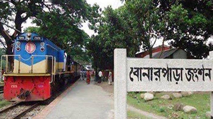 বোনারপাড়ায় ট্রেনের ধাক্কায় যুবকের মৃত্যু বোনারপাড়ায় ট্রেনের ধাক্কায় যুবকের মৃত্যু
