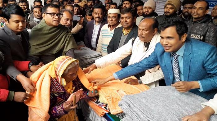 গোবিন্দগঞ্জে শীতার্ত দুস্থ মানুষের মাঝে কম্বল বিতরণ গোবিন্দগঞ্জে শীতার্ত দুস্থ মানুষের মাঝে কম্বল বিতরণ