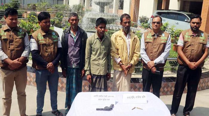 গাইবান্ধায় দেশীয় অস্ত্র ও গুলিসহ গ্রেফতার তিন গাইবান্ধায় দেশীয় অস্ত্র ও গুলিসহ গ্রেফতার তিন