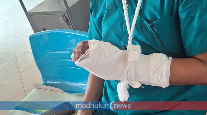 দিনাজপুরে সড়ক দুর্ঘটনায় আহত পুলিশের ওপর চড়াও হওয়ার অভিযোগ, ভাইরাল ভিডিও ঘিরে চাঞ্চল্য দিনাজপুরে সড়ক দুর্ঘটনায় আহত পুলিশের ওপর চড়াও হওয়ার অভিযোগ, ভাইরাল ভিডিও ঘিরে চাঞ্চল্য