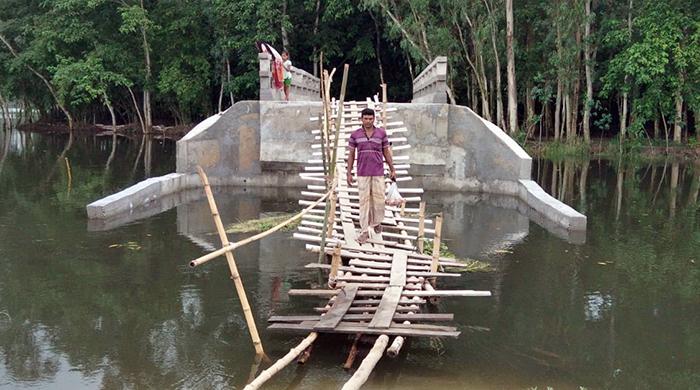 কোটি টাকার ব্রিজে নেই সংযোগ সড়ক, জনদুর্ভোগ কোটি টাকার ব্রিজে নেই সংযোগ সড়ক, জনদুর্ভোগ