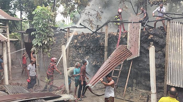 গাইবান্ধার কামারজানিতে আগুনে পুড়ে ছাই ১১০০ মণ পাট গাইবান্ধার কামারজানিতে আগুনে পুড়ে ছাই ১১০০ মণ পাট