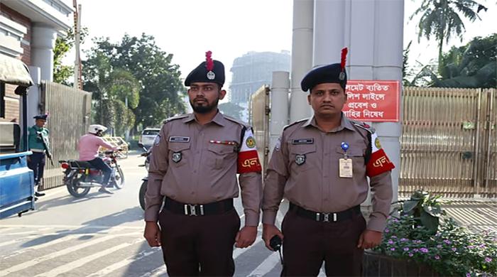 নতুন পোশাকে মাঠে নেমেছে পুলিশ নতুন পোশাকে মাঠে নেমেছে পুলিশ