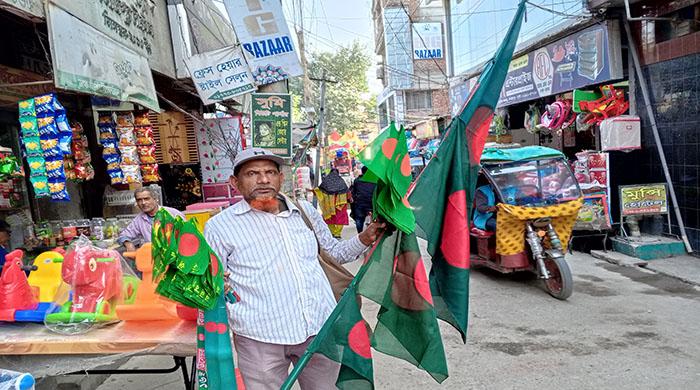 দিনাজপুরের অলিতে গলিতে বিক্রি হচ্ছে লাল সবুজের পতাকা দিনাজপুরের অলিতে গলিতে বিক্রি হচ্ছে লাল সবুজের পতাকা