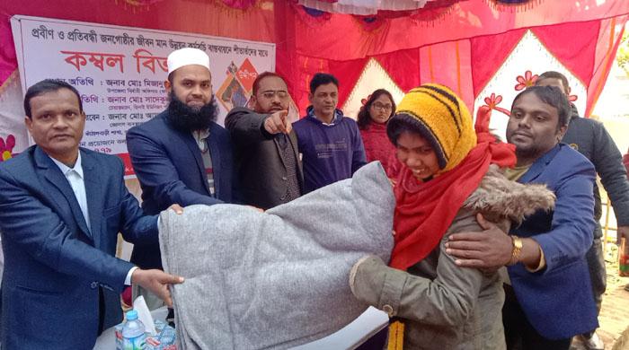 কুড়িগ্রামে অসহায় মানুষের মাঝে কম্বল বিতরণ কুড়িগ্রামে অসহায় মানুষের মাঝে কম্বল বিতরণ