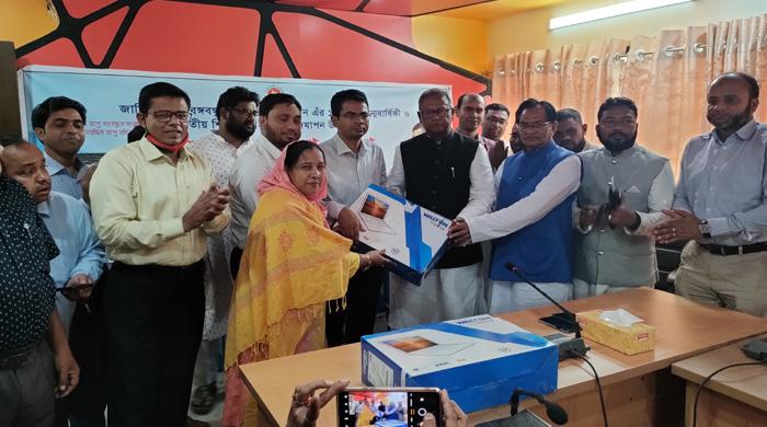 ল্যাপটপ উপহার পেলো রাণীনগরের শিক্ষকরা ল্যাপটপ উপহার পেলো রাণীনগরের শিক্ষকরা
