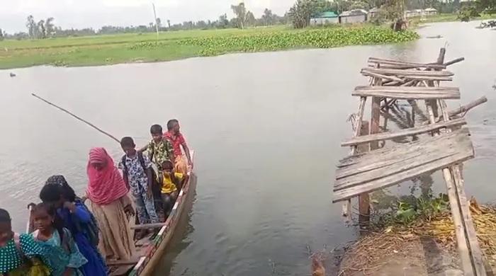 পারাপারে একমাত্র ভরসা ডিঙি নৌকা, চরম ঝুঁকিতে এলাকাবাসী পারাপারে একমাত্র ভরসা ডিঙি নৌকা, চরম ঝুঁকিতে এলাকাবাসী