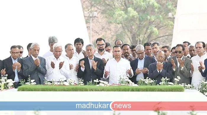 বাবা-মায়ের সমাধিতে প্রধানমন্ত্রী তারেক রহমানের শ্রদ্ধা বাবা-মায়ের সমাধিতে প্রধানমন্ত্রী তারেক রহমানের শ্রদ্ধা