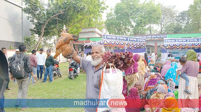 গাইবান্ধায় ১ টাকার বাজার: ঈদের আনন্দ ভাগাভাগিতে ব্যতিক্রমী উদ্যোগ গাইবান্ধায় ১ টাকার বাজার: ঈদের আনন্দ ভাগাভাগিতে ব্যতিক্রমী উদ্যোগ