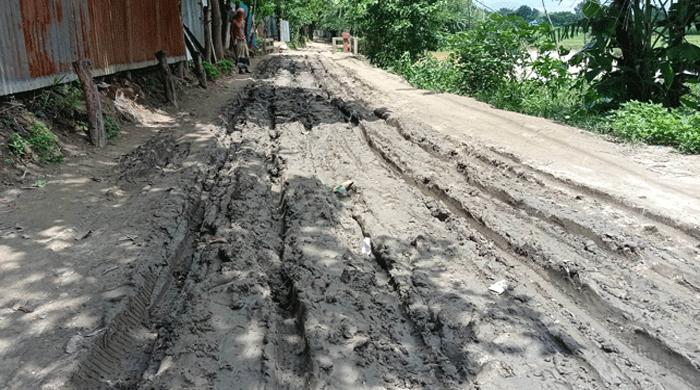 যাদুরচরের সড়কের বেহাল দশা যাদুরচরের সড়কের বেহাল দশা