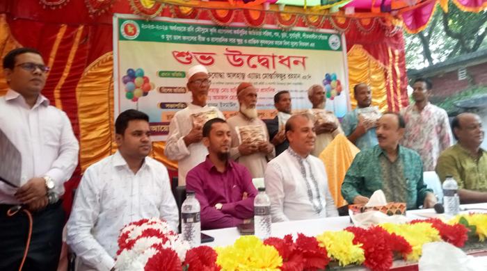 পার্বতীপুরে কৃষকদের মাঝে বিনামূল্যে কৃষি প্রণোদনা বিতরণ পার্বতীপুরে কৃষকদের মাঝে বিনামূল্যে কৃষি প্রণোদনা বিতরণ