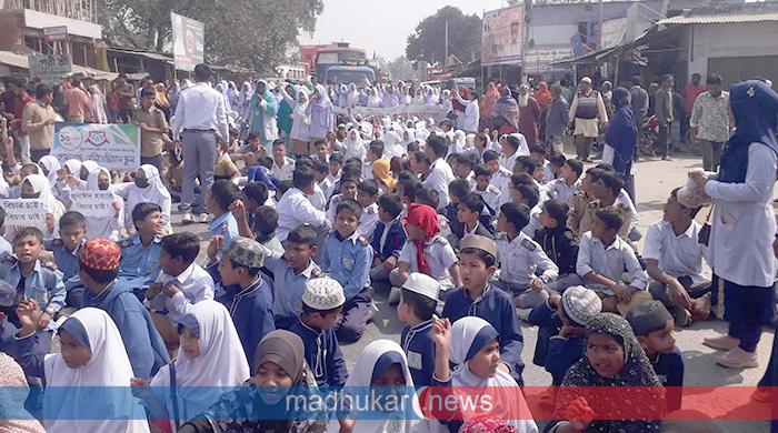 চিরিরবন্দরে বাসের ধাক্কায় ১ স্কুল শিক্ষার্থী নিহত, আহত ৫ চিরিরবন্দরে বাসের ধাক্কায় ১ স্কুল শিক্ষার্থী নিহত, আহত ৫