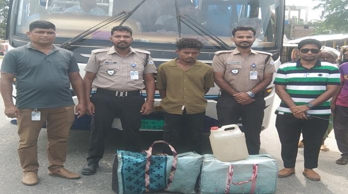 সৈয়দপুরে বাস থেকে ১০০ লিটার চোলাই মদ উদ্ধার সৈয়দপুরে বাস থেকে ১০০ লিটার চোলাই মদ উদ্ধার