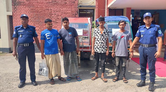 গাইবান্ধায় ২ ইজিবাইকসহ ৪ যুবক গ্রেপ্তার গাইবান্ধায় ২ ইজিবাইকসহ ৪ যুবক গ্রেপ্তার