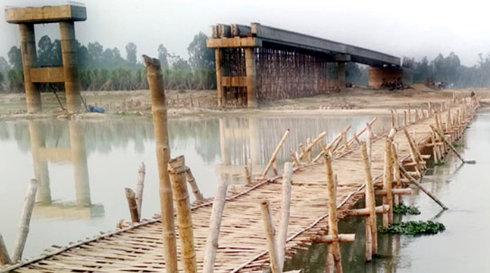 সেতু নির্মাণ সম্পন্ন না হওয়ায় বাঁশের সাঁকোতে পারাপার সেতু নির্মাণ সম্পন্ন না হওয়ায় বাঁশের সাঁকোতে পারাপার