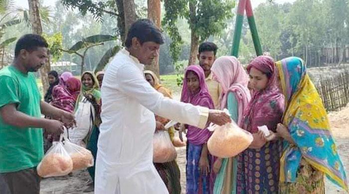গোবিন্দগঞ্জে ব্যক্তিগত উদ্যোগে দুস্থ-অসহায় পরিবারের মাঝে ঈদ উপহার সামগ্রী বিতরণ গোবিন্দগঞ্জে ব্যক্তিগত উদ্যোগে দুস্থ-অসহায় পরিবারের মাঝে ঈদ উপহার সামগ্রী বিতরণ