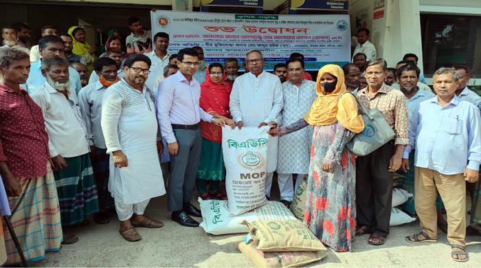 রাণীনগরে কৃষকদের মাঝে প্রণোদনার বীজ-সার বিতরণ রাণীনগরে কৃষকদের মাঝে প্রণোদনার বীজ-সার বিতরণ