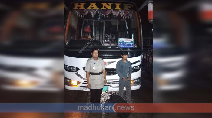 পলাশবাড়ীতে বাস থেকে গাঁজাসহ ‘কারবারি’ গ্রেপ্তার পলাশবাড়ীতে বাস থেকে গাঁজাসহ ‘কারবারি’ গ্রেপ্তার