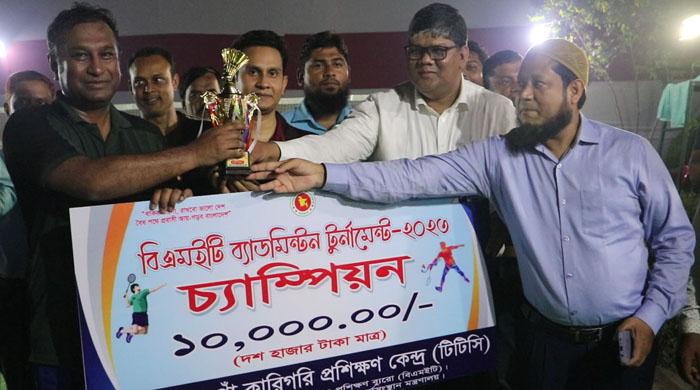 নওগাঁয় বিএমইটি ব্যাডমিন্টন টুর্নামেন্টে বিজয়ী জেলা প্রশাসন নওগাঁয় বিএমইটি ব্যাডমিন্টন টুর্নামেন্টে বিজয়ী জেলা প্রশাসন