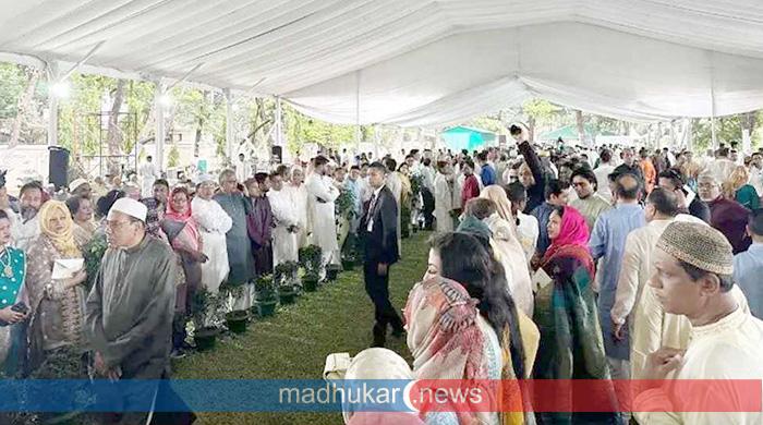 প্রধানমন্ত্রীর সঙ্গে ঈদ শুভেচ্ছা বিনিময় করতে ‘যমুনায়’ জনস্রোত প্রধানমন্ত্রীর সঙ্গে ঈদ শুভেচ্ছা বিনিময় করতে ‘যমুনায়’ জনস্রোত