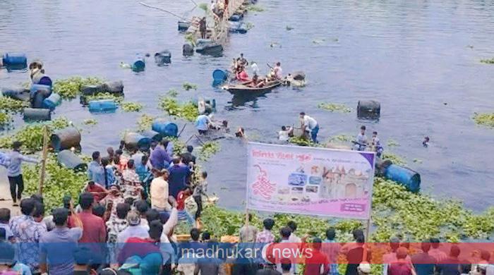 ঈদে ঘুরতে বেরিয়ে ব্রহ্মপুত্রে ভাসমান সেতু উল্টে ভাই-বোনসহ ৪ জনের মৃত্যু ঈদে ঘুরতে বেরিয়ে ব্রহ্মপুত্রে ভাসমান সেতু উল্টে ভাই-বোনসহ ৪ জনের মৃত্যু