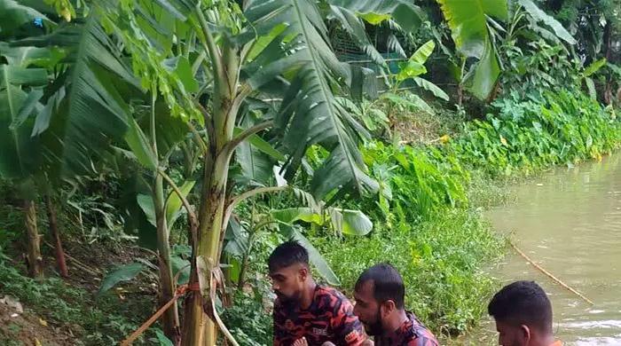 ফুটবল ধোয়ার জন্য পুকুরে নেমে প্রাণ গেল তিন শিশুর ফুটবল ধোয়ার জন্য পুকুরে নেমে প্রাণ গেল তিন শিশুর