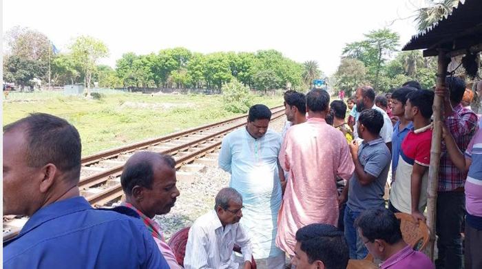 পার্বতীপুরে ট্রেনে কাটা পড়ে অজ্ঞাত ব্যক্তির মৃত্যু পার্বতীপুরে ট্রেনে কাটা পড়ে অজ্ঞাত ব্যক্তির মৃত্যু