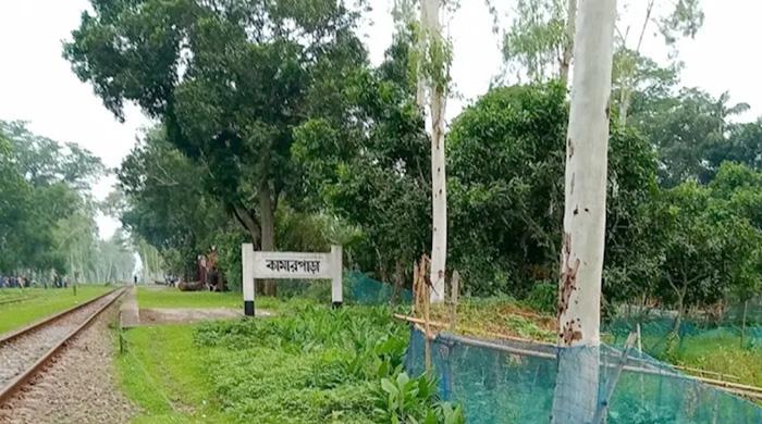 কামারপাড়ায় ট্রেনের ধাক্কায় যুবকের মৃত্যু কামারপাড়ায় ট্রেনের ধাক্কায় যুবকের মৃত্যু