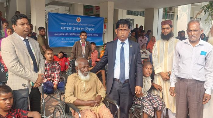 গাইবান্ধায় প্রতিবন্ধীদের মাঝে হুইলচেয়ার বিতরণ গাইবান্ধায় প্রতিবন্ধীদের মাঝে হুইলচেয়ার বিতরণ