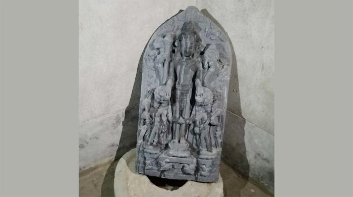 দিনাজপুরে পুকুর খননে মিলল কষ্টিপাথরের বিষ্ণুমূর্তি দিনাজপুরে পুকুর খননে মিলল কষ্টিপাথরের বিষ্ণুমূর্তি