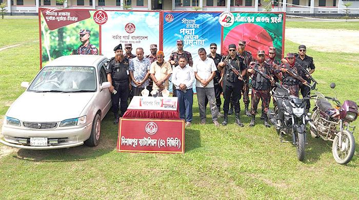দিনাজপুরে ৩৮ কোটি টাকার সাপের বিষ উদ্ধার, আটক ৪ দিনাজপুরে ৩৮ কোটি টাকার সাপের বিষ উদ্ধার, আটক ৪