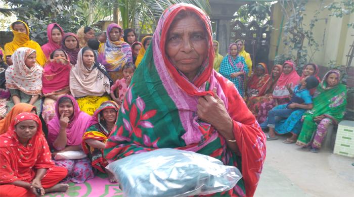 সোয়েটার উপহার পেয়ে খুশি চিলমারীর নিম্ন আয়ের মানুষ সোয়েটার উপহার পেয়ে খুশি চিলমারীর নিম্ন আয়ের মানুষ
