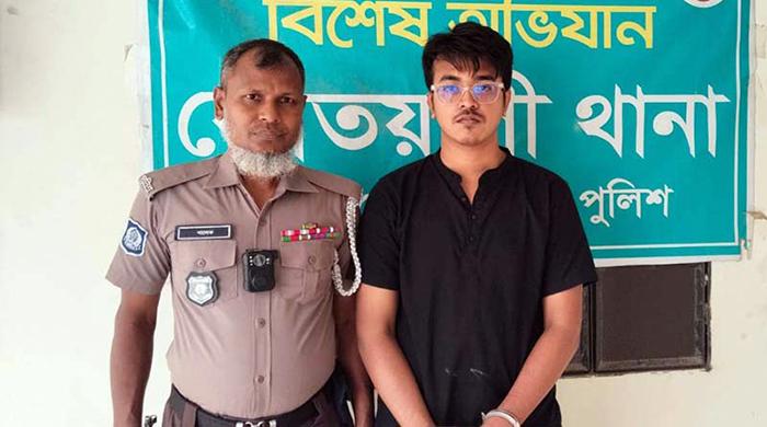 হোটেলের ছাদ থেকে পড়ে তরুণীর মৃত্যু ঘটনায় মেডিকেল শিক্ষার্থী আটক হোটেলের ছাদ থেকে পড়ে তরুণীর মৃত্যু ঘটনায় মেডিকেল শিক্ষার্থী আটক
