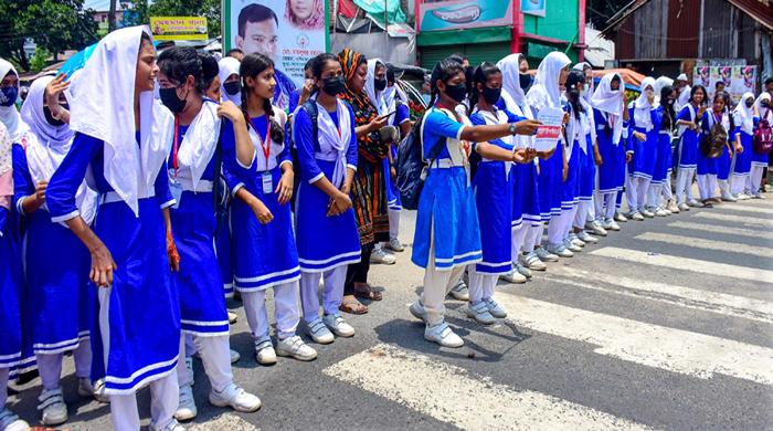 গাইবান্ধা সরকারি বালিকা বিদ্যালয়ের প্রধান শিক্ষকের অশালীন আচরণের প্রতিবাদে সড়ক অবরোধ গাইবান্ধা সরকারি বালিকা বিদ্যালয়ের প্রধান শিক্ষকের অশালীন আচরণের প্রতিবাদে সড়ক অবরোধ