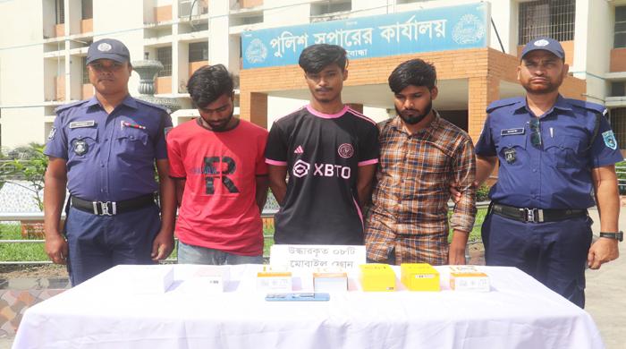 সাঘাটায় মোবাইলের দোকানে চুরি, ৮ স্মার্টফোনসহ গ্রেপ্তার ৩ সাঘাটায় মোবাইলের দোকানে চুরি, ৮ স্মার্টফোনসহ গ্রেপ্তার ৩