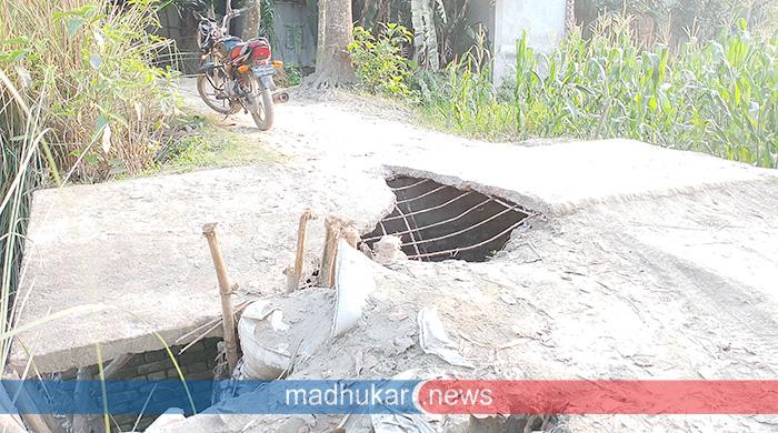 পলাশবাড়ীতে ঝুঁকি নিয়ে কালভার্টের ওপর দিয়ে এলাকাবাসীর যাতায়াত পলাশবাড়ীতে ঝুঁকি নিয়ে কালভার্টের ওপর দিয়ে এলাকাবাসীর যাতায়াত