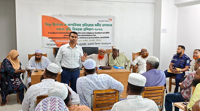 ফুলছড়িতে শিশু নির্যাতন ও বাল্যবিবাহ প্রতিরোধে ধর্মীয় নেতাদের প্রশিক্ষণ ফুলছড়িতে শিশু নির্যাতন ও বাল্যবিবাহ প্রতিরোধে ধর্মীয় নেতাদের প্রশিক্ষণ