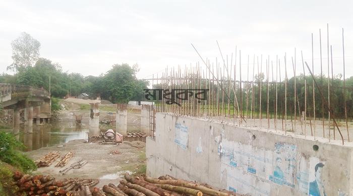 সুন্দরগঞ্জে সেতু নির্মাণে শম্বুকগতি, ঝুঁকি নিয়ে চলছেন পথচারী সুন্দরগঞ্জে সেতু নির্মাণে শম্বুকগতি, ঝুঁকি নিয়ে চলছেন পথচারী