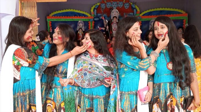 দিনাজপুরে সিদুর খেলার মধ্য দিয়ে দশমীর বিজয়া পালিত দিনাজপুরে সিদুর খেলার মধ্য দিয়ে দশমীর বিজয়া পালিত