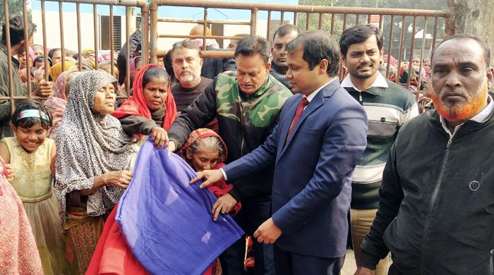 ফুলছড়ি উপজেলা চেয়ারম্যানের অর্থায়নে শীতবস্ত্র বিতরণ ফুলছড়ি উপজেলা চেয়ারম্যানের অর্থায়নে শীতবস্ত্র বিতরণ