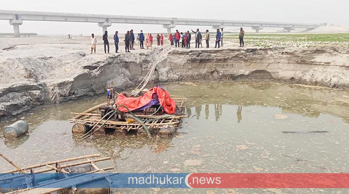 নির্মাণাধীন তিস্তা সেতু ঝুঁকিতে ফেলে অদূরে বালু উত্তোলন নির্মাণাধীন তিস্তা সেতু ঝুঁকিতে ফেলে অদূরে বালু উত্তোলন