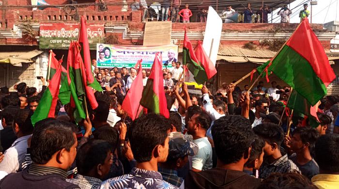 জনগণ রাজপথে নেমেছে, স্বৈরাচারীর বিদায়ের ঘন্টা বেজে গেছে জনগণ রাজপথে নেমেছে, স্বৈরাচারীর বিদায়ের ঘন্টা বেজে গেছে