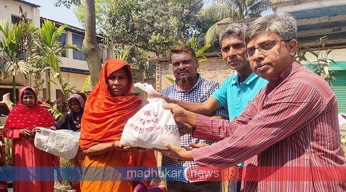 গাইবান্ধায় অসহায় ও দুঃস্থ পরিবারের মাঝে ঈদ উপহার বিতরণ গাইবান্ধায় অসহায় ও দুঃস্থ পরিবারের মাঝে ঈদ উপহার বিতরণ