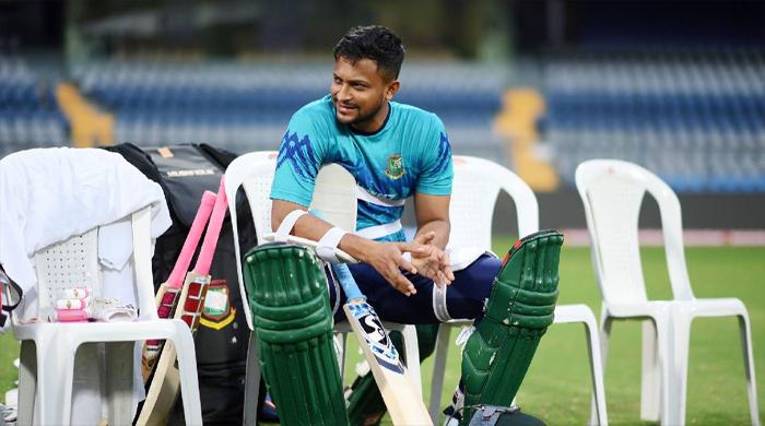হঠাৎ বিশ্বকাপ থেকে দেশে ফিরলেন সাকিব হঠাৎ বিশ্বকাপ থেকে দেশে ফিরলেন সাকিব