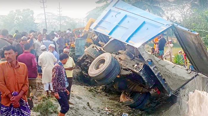 ময়মনসিংহে বালুবাহী ট্রাকে ট্রেনের ধাক্কা, নিহত ৪ ময়মনসিংহে বালুবাহী ট্রাকে ট্রেনের ধাক্কা, নিহত ৪