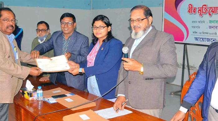 বগুড়ায় বীর মুক্তিযোদ্ধাদের ডিজিটাল সার্টিফিকেট বিতরণ বগুড়ায় বীর মুক্তিযোদ্ধাদের ডিজিটাল সার্টিফিকেট বিতরণ