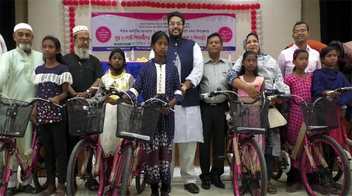 নওগাঁয় ক্ষুদ্র নৃ-গোষ্ঠি শিক্ষার্থীদের মাঝে শিক্ষা উপকরণ প্রদান নওগাঁয় ক্ষুদ্র নৃ-গোষ্ঠি শিক্ষার্থীদের মাঝে শিক্ষা উপকরণ প্রদান