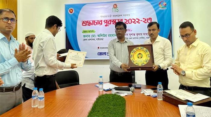 গাইবান্ধায় শুদ্ধাচার পুরস্কার পেলেন ছয়জন গাইবান্ধায় শুদ্ধাচার পুরস্কার পেলেন ছয়জন