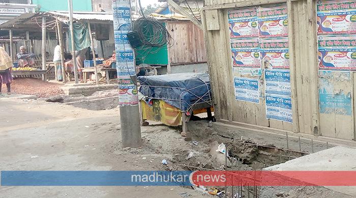 বিদ্যুতের খুঁটিতে ঝুলে গেছে ড্রেন নিমার্ণ কাজ বিদ্যুতের খুঁটিতে ঝুলে গেছে ড্রেন নিমার্ণ কাজ